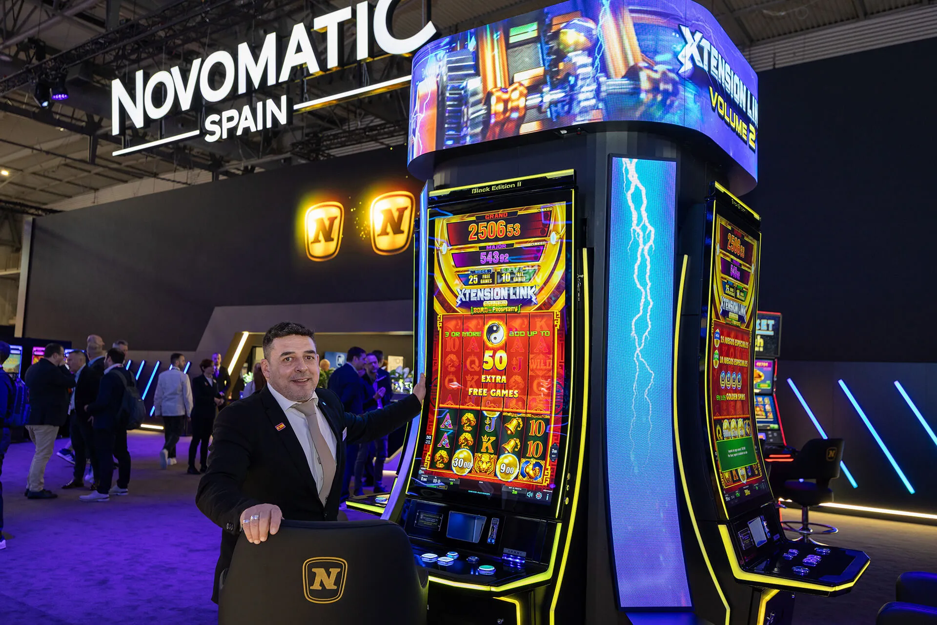 El Delegado Comercial David Rodríguez junto al modelo para salones XTENSION LINK Volume 2 en ICE Barcelona 2026