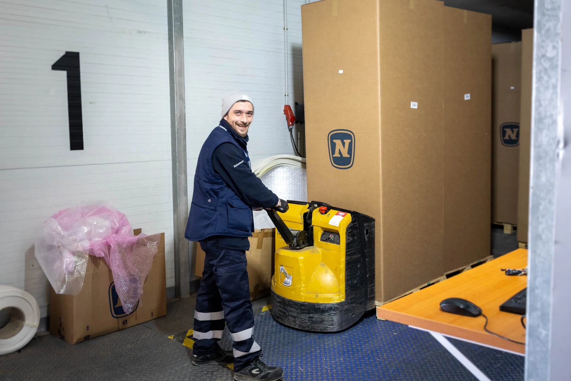 Empleado de Logística de NOVOMATIC Spain cargando material para montaje en eventos