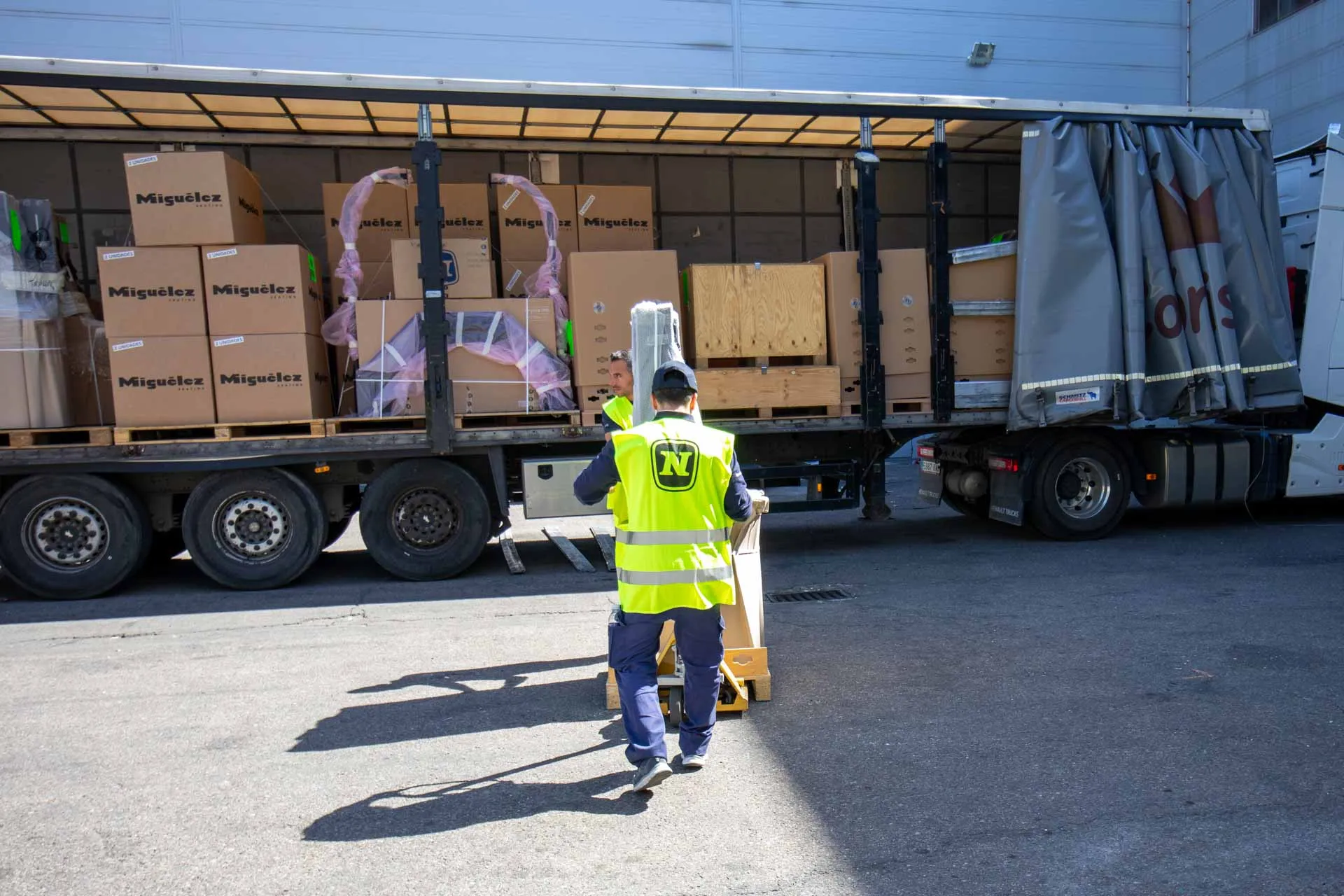 Personal del Departamento Logística de NOVOMATIC Spain transportando material para montaje en ferias