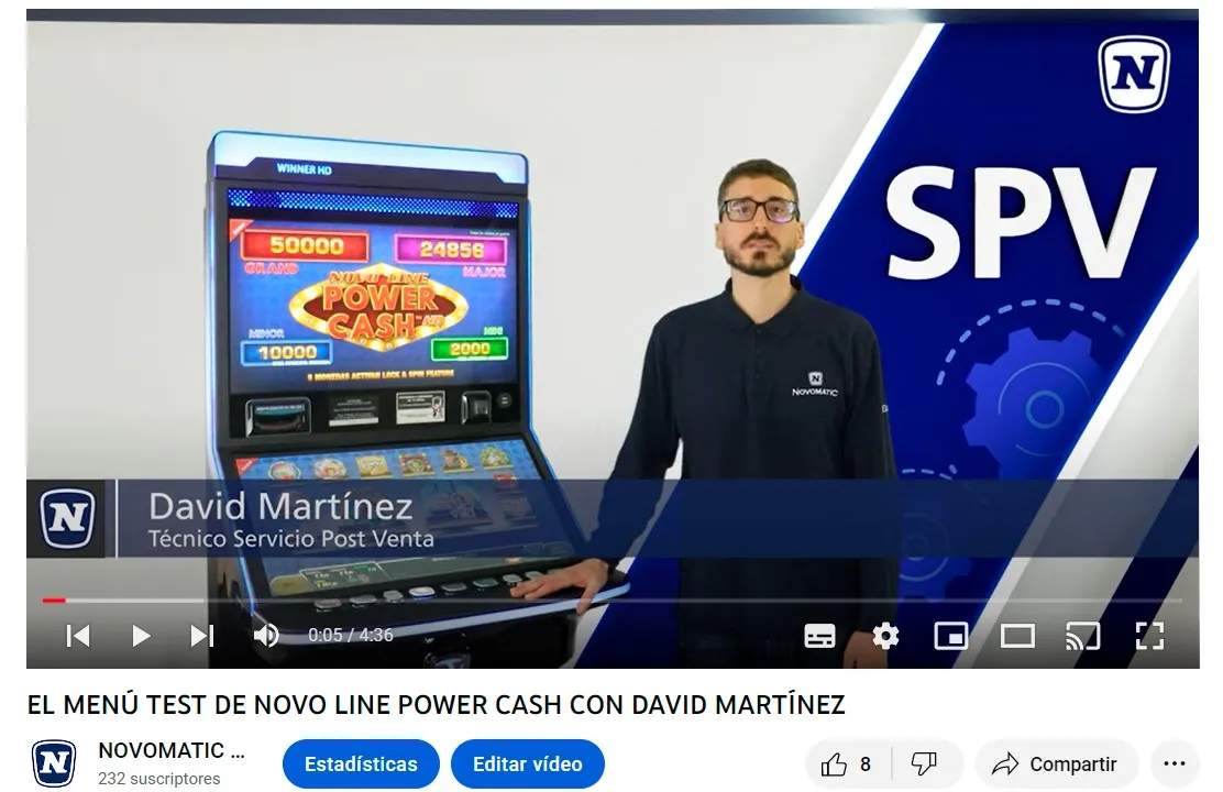 David, técnico de SPV NOVOMATIC, junto a NOVO LINE Power Cash 