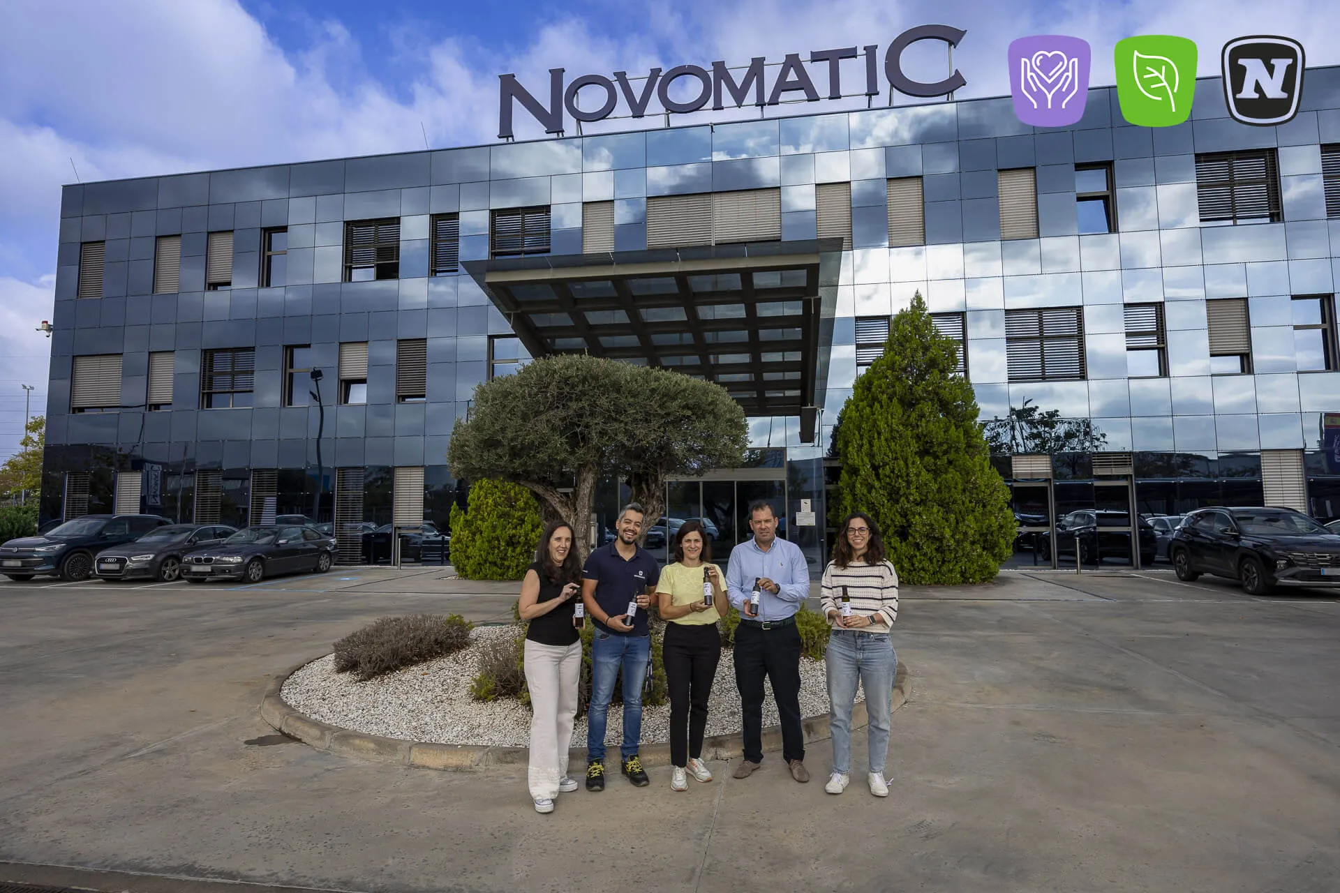 Empleados de NOVOMATIC Spain con botellas de aceite